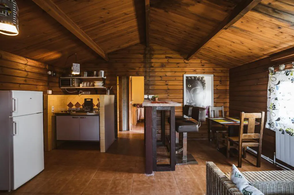 Cocina y zona de estar del bungalow