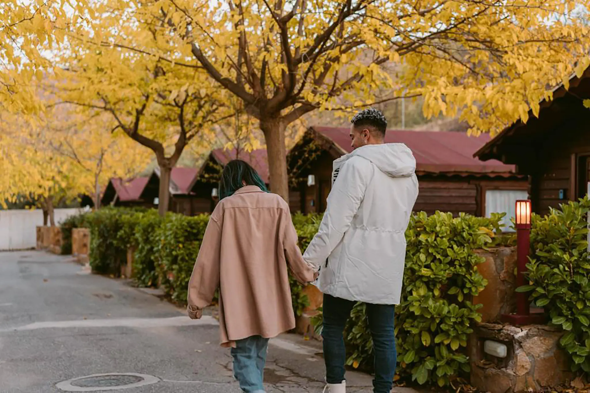 Pareja paseando entre los bungalows