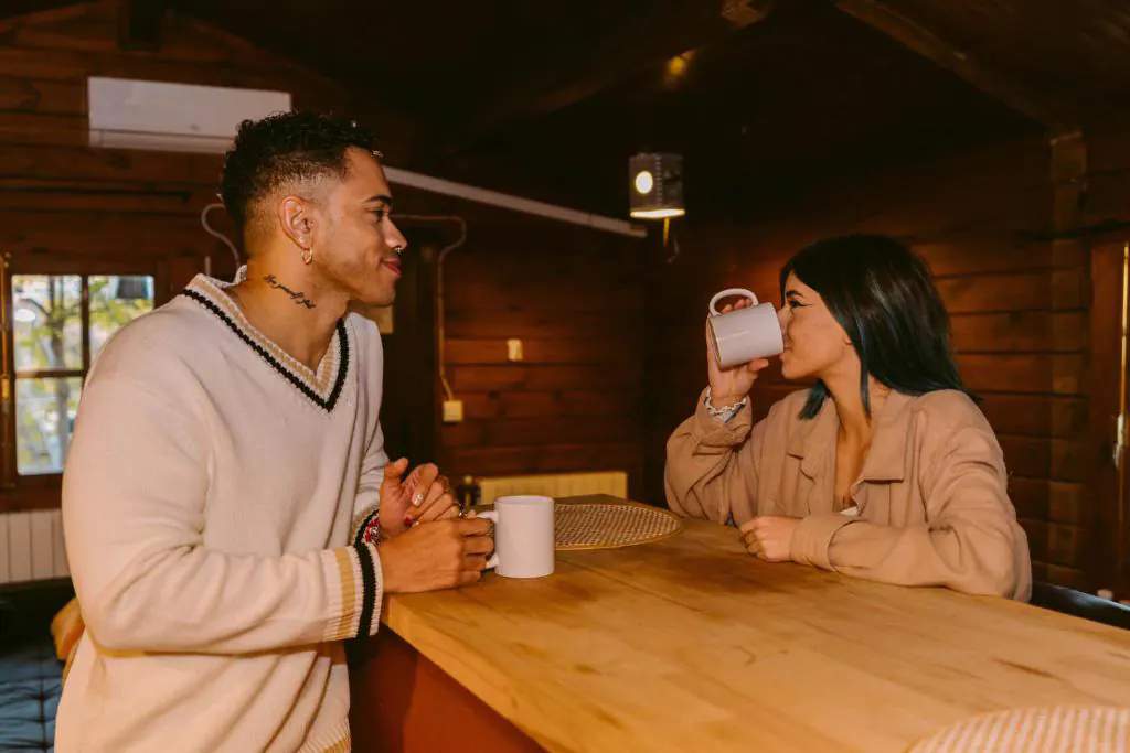 Pareja tomando café en el bungalow