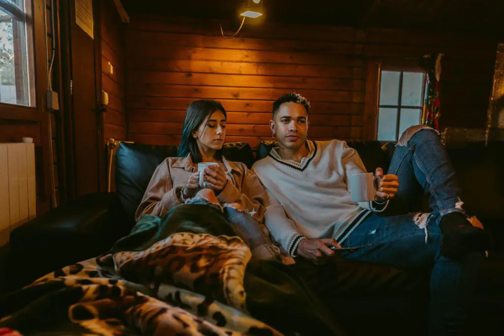 Pareja en el sofá del bungalow