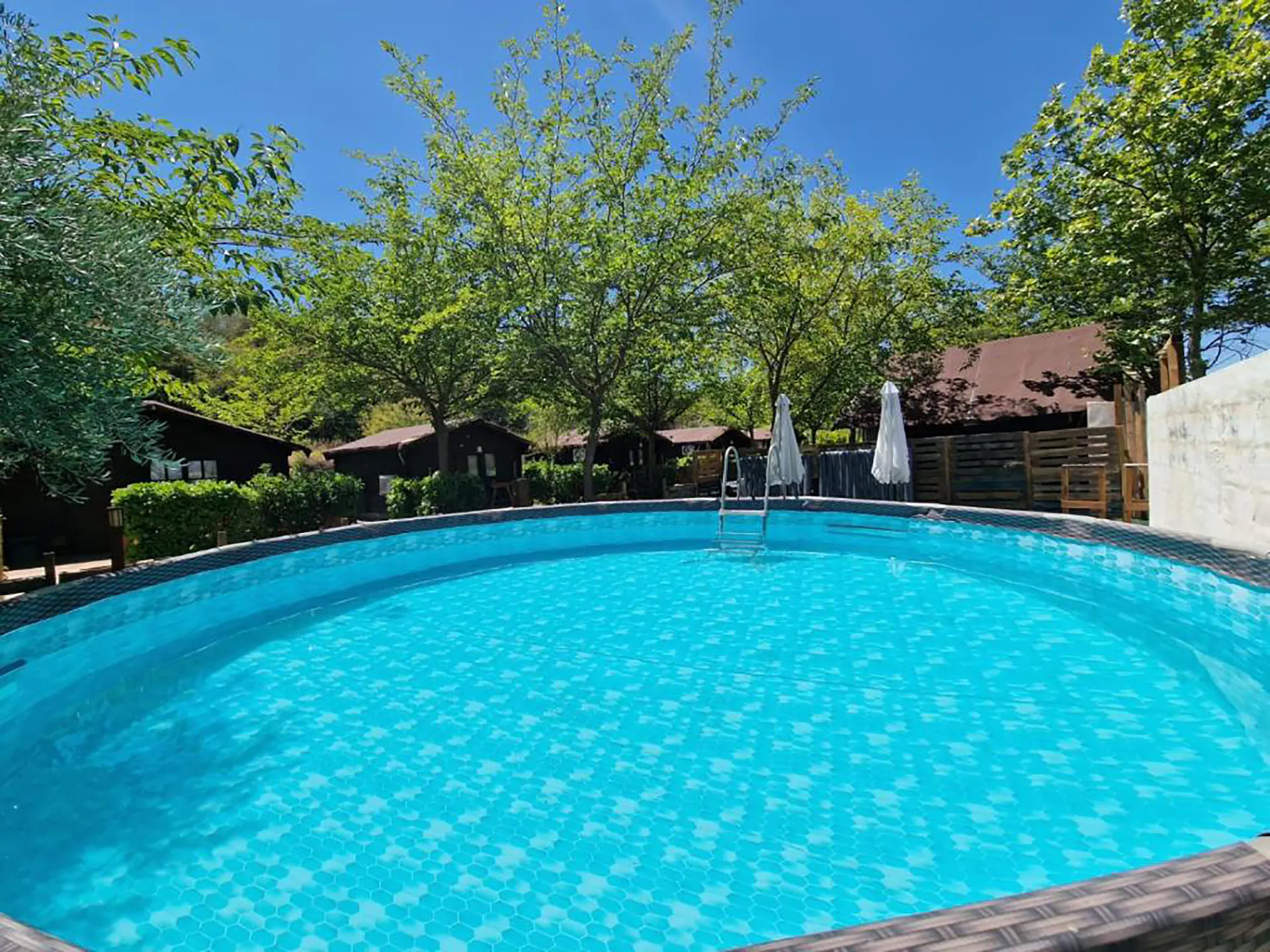 Piscina junto a los bungalows