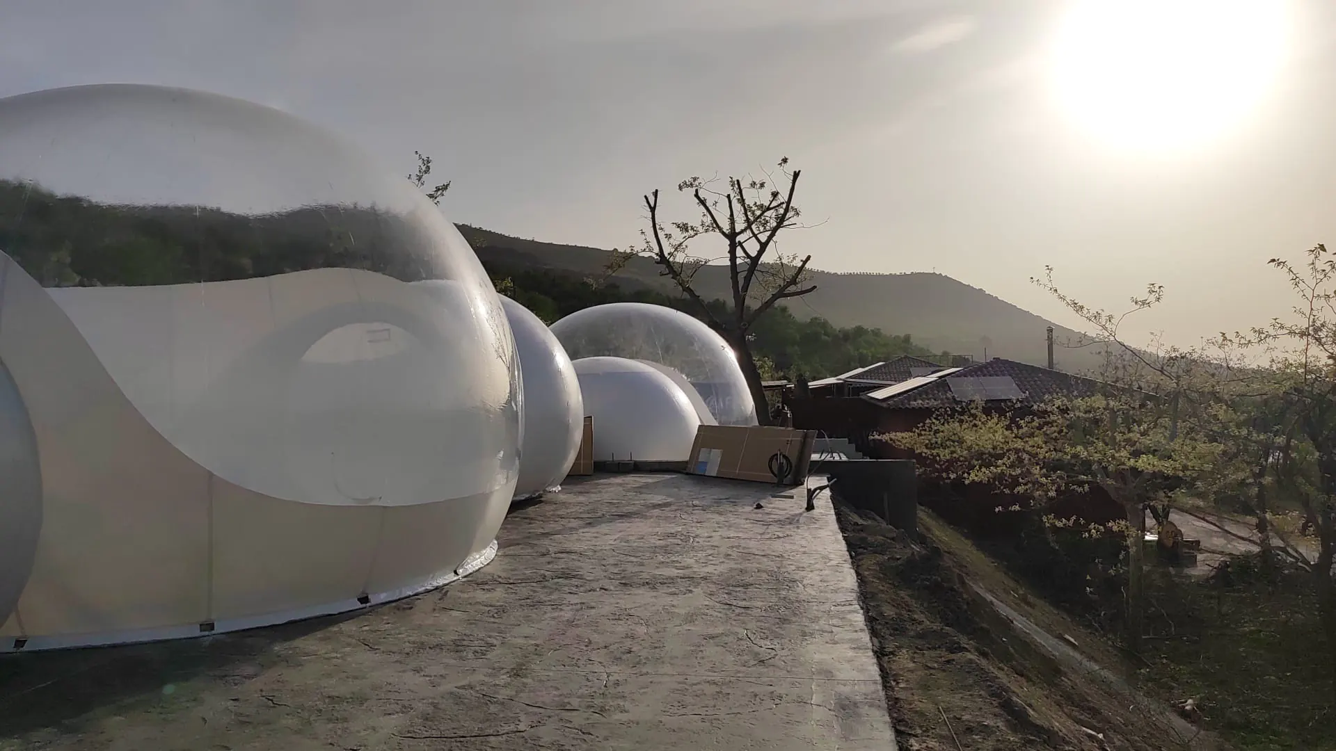 Burbujas de glamping al atardecer