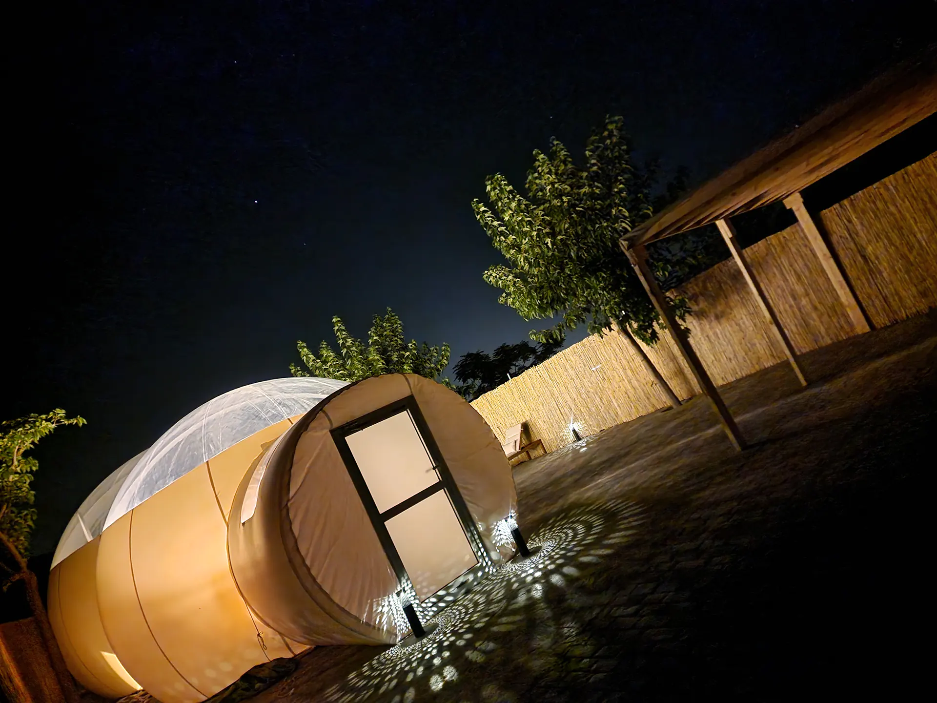 Burbuja bajo el cielo estrellado