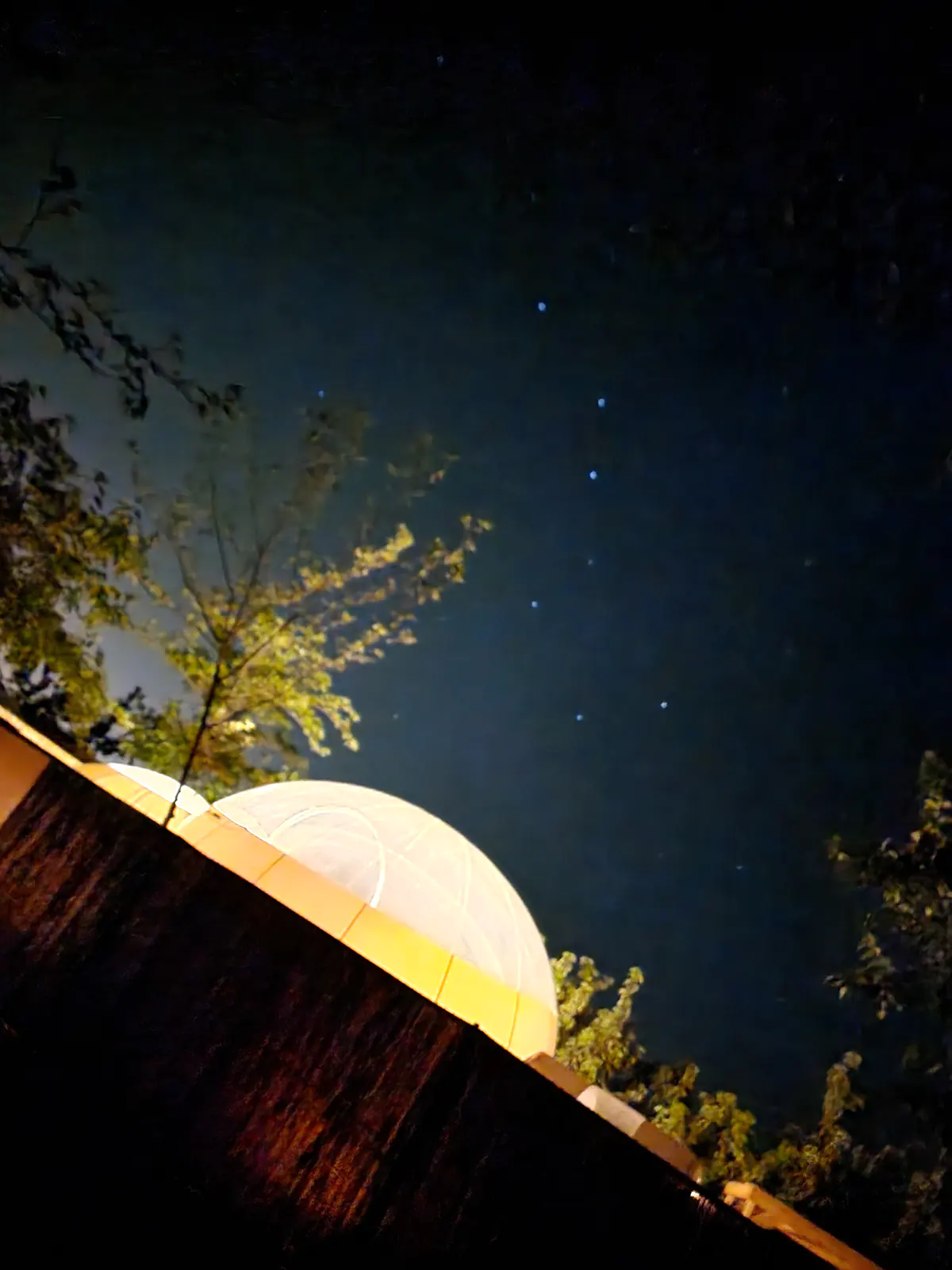 Burbuja de glamping bajo el cielo estrellado de Sierra Nevada