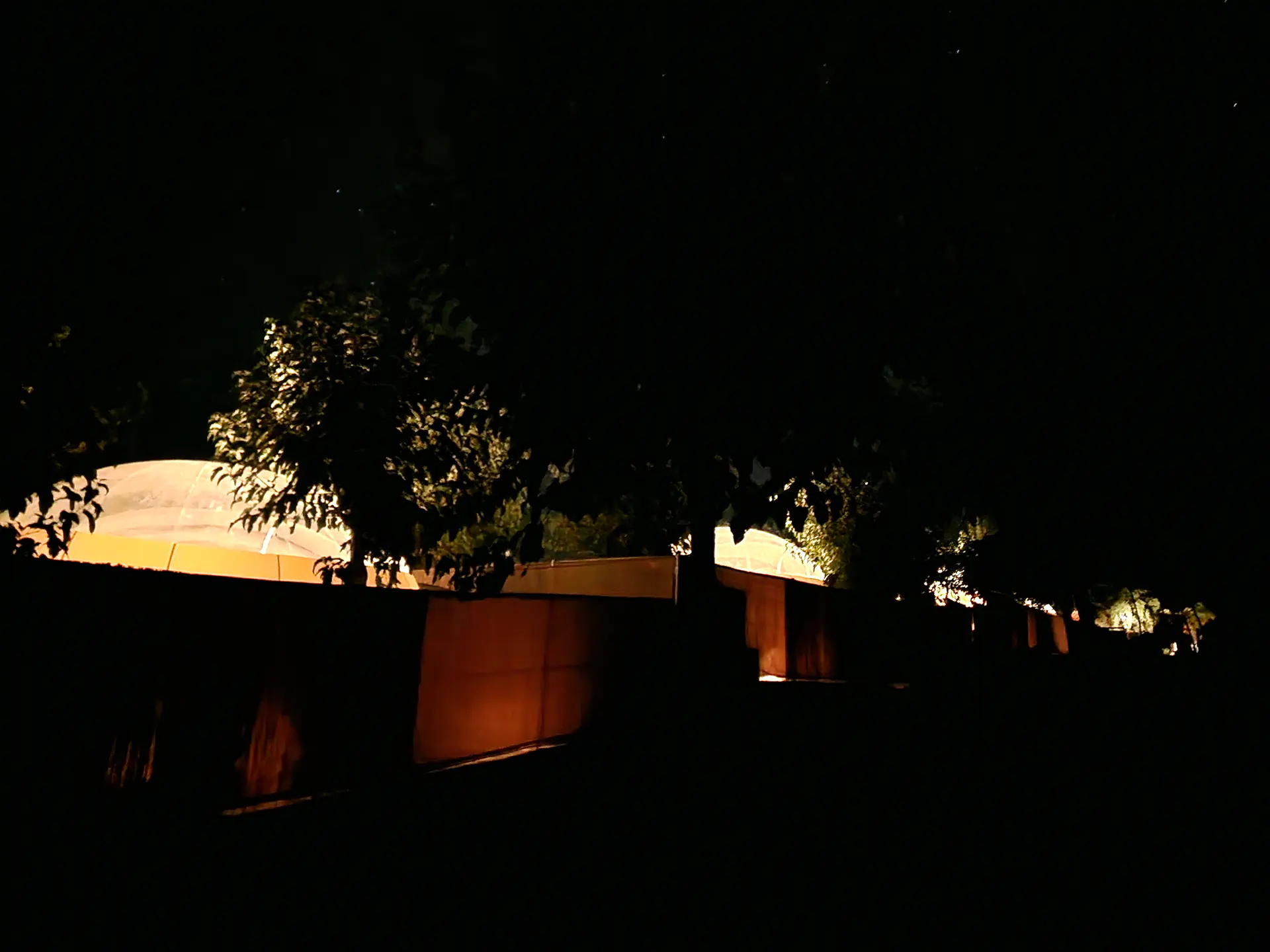Glamping iluminado bajo los árboles