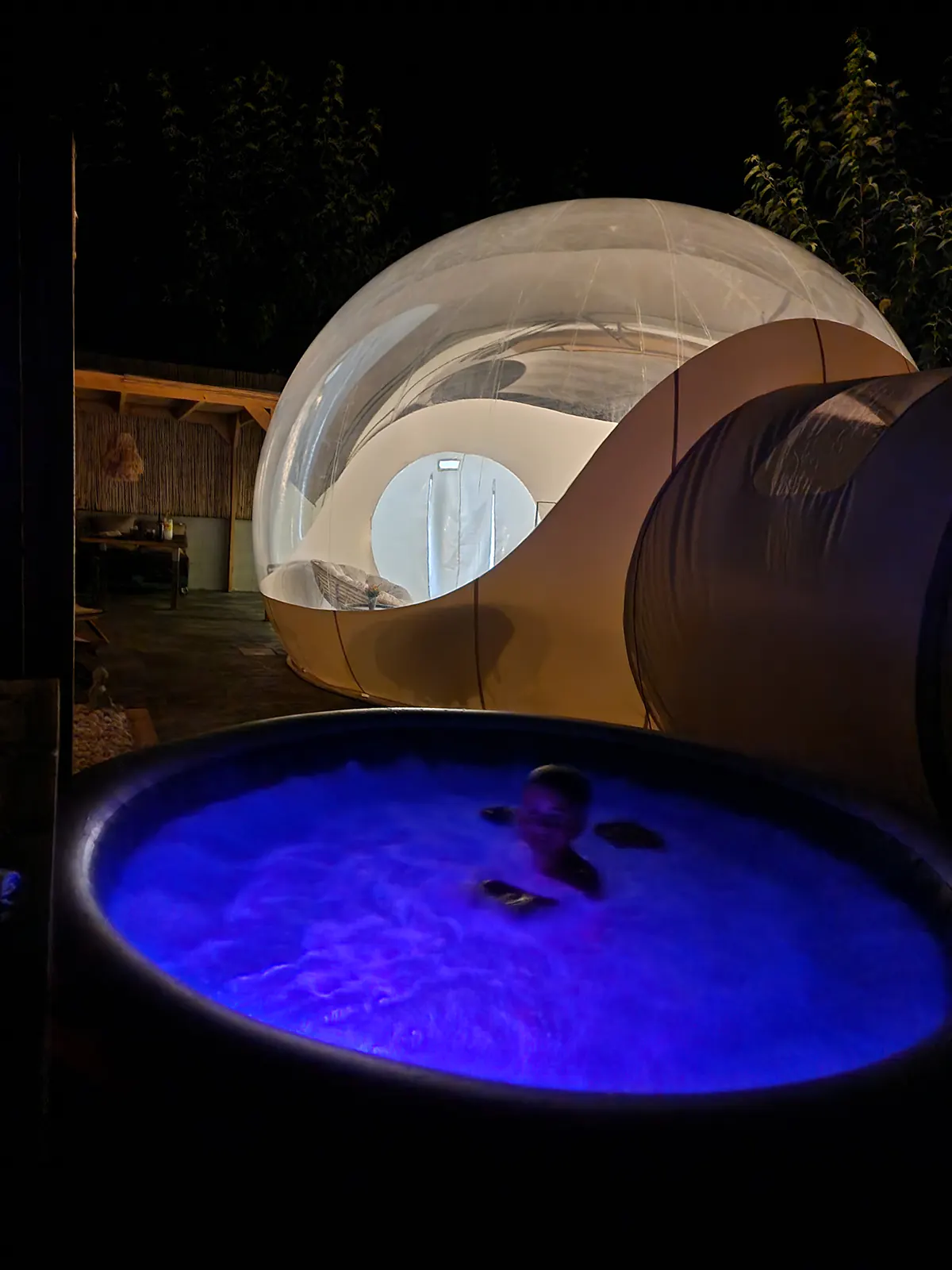 Jacuzzi junto a la burbuja de noche