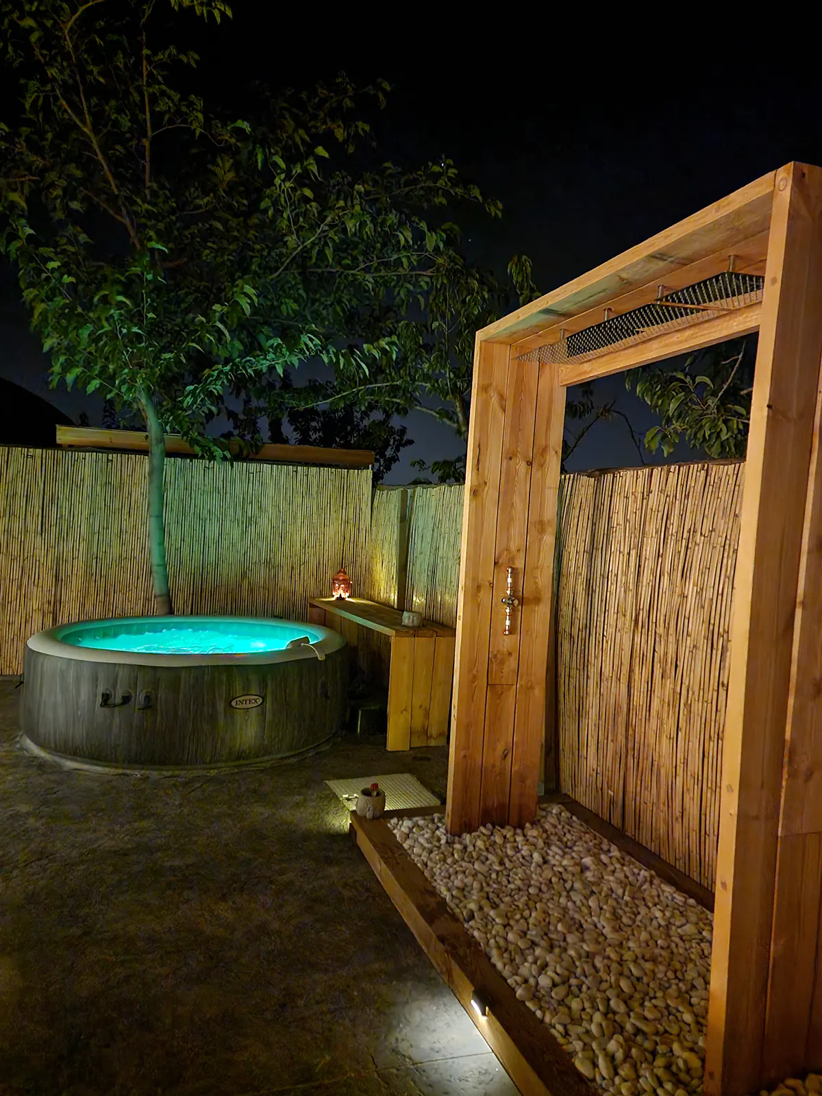 Jacuzzi y ducha exterior de noche